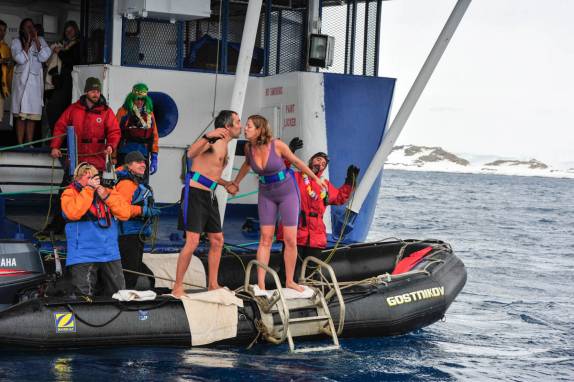 Um beijo de despedida antes do polar plunge do casal 1000dias nas águas geladas de Brown Bluff, na Antártida (foto de Vladimir Seliverstov)